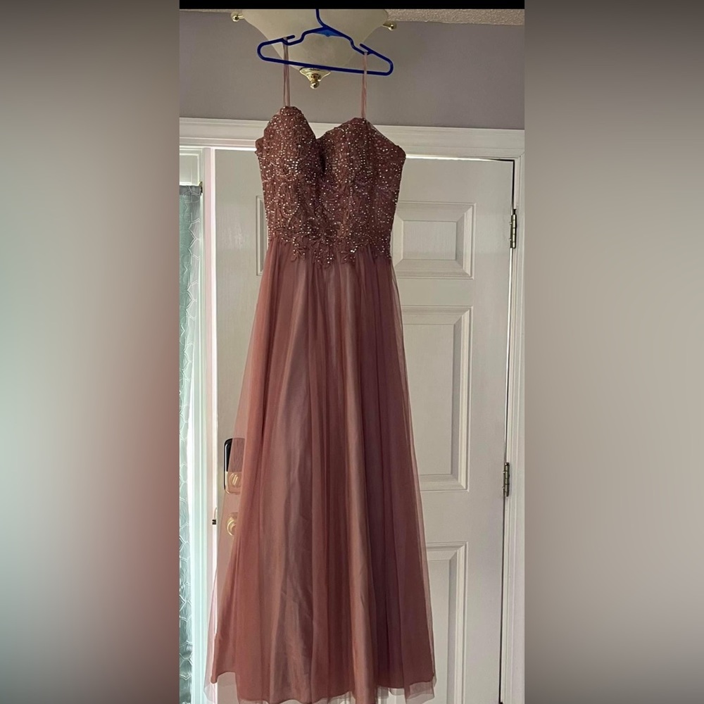Was worn once. It has been altered because I am between 5’1 & 5’2.